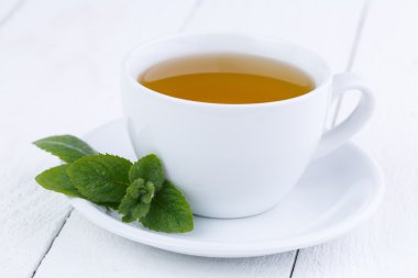 Lezzetli nane çayı üzerinde ahşap masa.