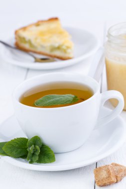 Nane çayı ravent pasta ahşap masa üzerinde dilim ile.