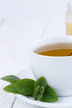Ahşap masa üzerinde ballı nane çayı.