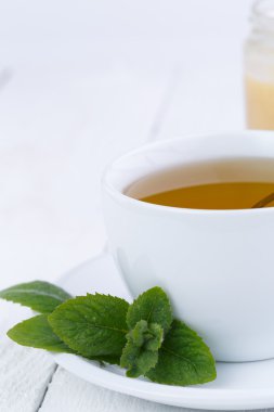 Ahşap masa üzerinde ballı nane çayı.