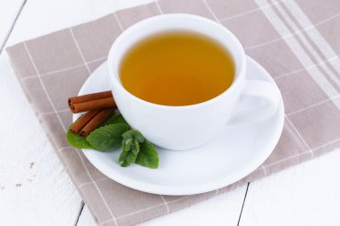 Nane çayı ile tarçın ahşap tablo.