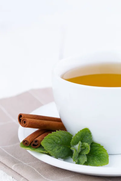 Мятный чай с корицей на деревянном столе . — стоковое фото