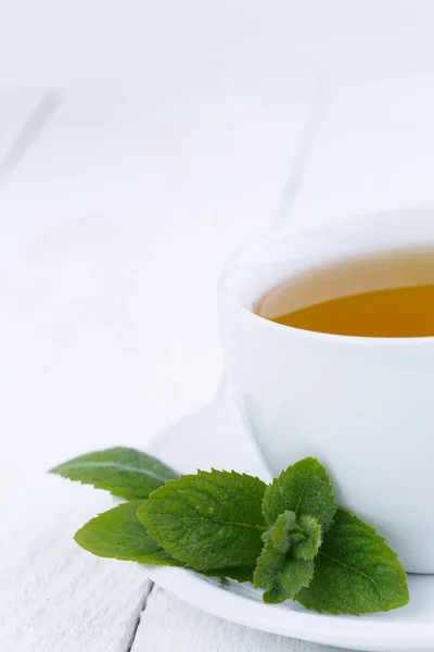 Вкусный мятный чай на деревянном столе . — стоковое фото