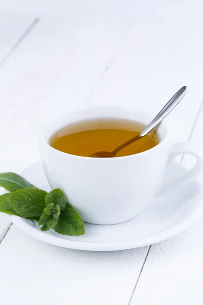Вкусный мятный чай на деревянном столе . — стоковое фото