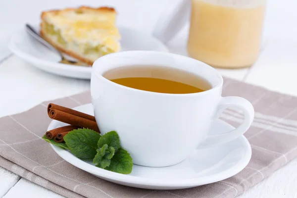 Мятный чай с корицей на деревянном столе . — стоковое фото