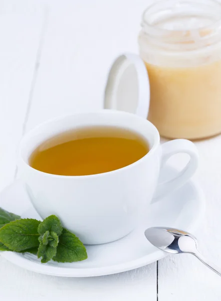 Мятный чай с медом на деревянном столе . — стоковое фото