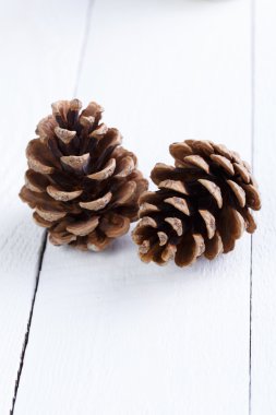 İki çam diken üstünde ahşap masa.