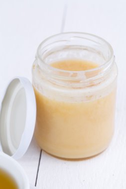 Tahta masada bal kavanozu.