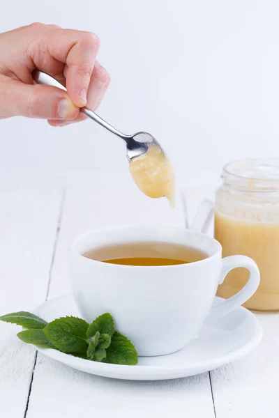 Mint tea with honey on wooden table. — Stock Photo, Image