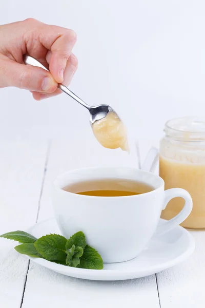 Mint tea with honey on wooden table. — Stock Photo, Image