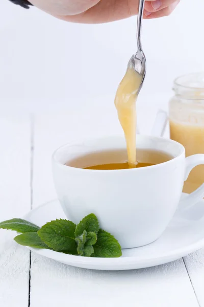 Mint tea with honey on wooden table. — Stock Photo, Image