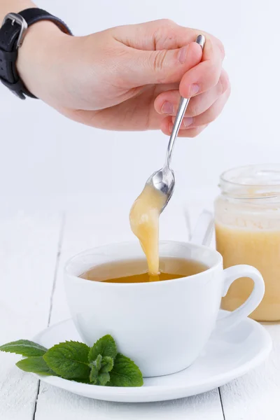 Mint tea with honey on wooden table. — Stock Photo, Image