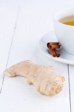 Ahşap masa üzerinde tarçın ile taze zencefil.