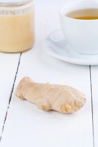 Jengibre fresco con miel y taza de té . — Foto de Stock