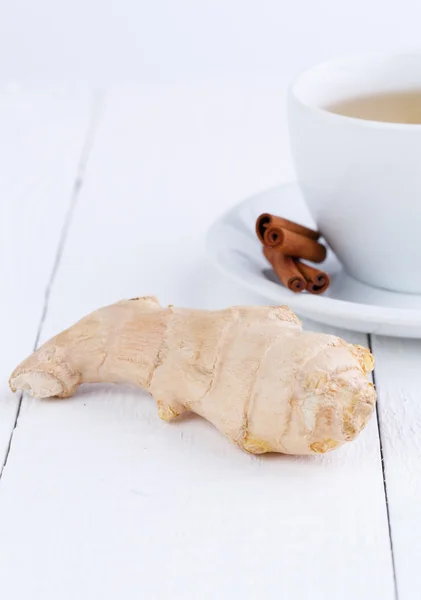 Jengibre fresco con canela sobre mesa de madera . — Foto de Stock