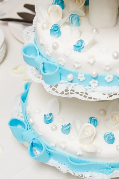 Sabroso pastel de boda con pasta de azúcar . — Foto de Stock