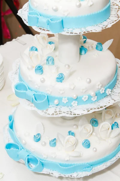 Sabroso pastel de boda con pasta de azúcar . — Foto de Stock