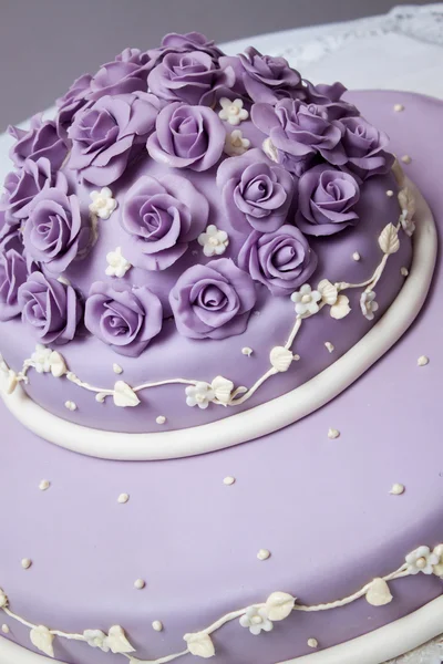 Smaczny tort weselny na stole. — Zdjęcie stockowe