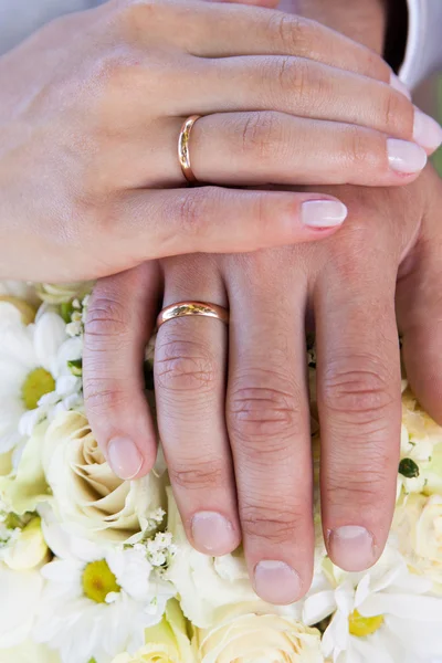 Wedding rings and wedding bouquet. — Stock Photo, Image