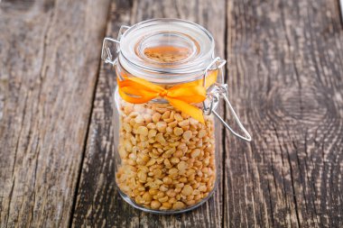 Bezelye ahşap masa üzerinde bir cam kavanoza kurutulmuş.