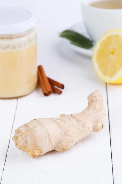 Té fresco de jengibre y menta sobre mesa de madera . — Foto de Stock