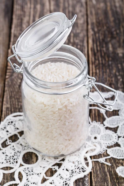 Arroz en frasco de vidrio en servilleta de encaje blanco . —  Fotos de Stock