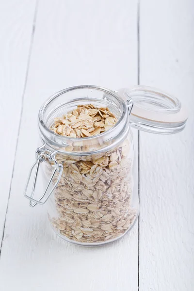 Los copos de avena en frasco de vidrio . —  Fotos de Stock