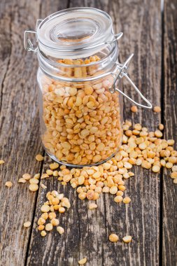 Bezelye ahşap masa üzerinde bir cam kavanoza kurutulmuş.