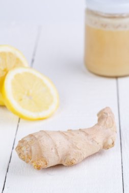 Taze zencefil ve limon ahşap tablo.
