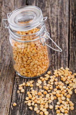 Bezelye ahşap masa üzerinde bir cam kavanoza kurutulmuş.