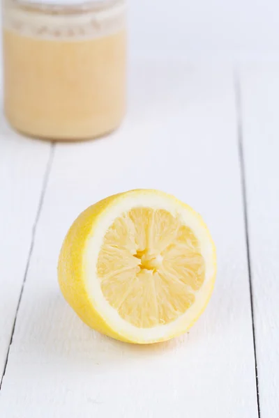 新鲜的柠檬和蜂蜜罐，木制的桌子上. — 图库照片