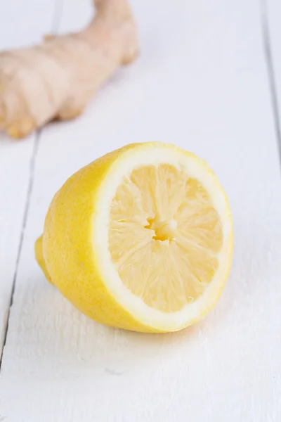 新鲜的柠檬和姜木制的桌子上. — 图库照片
