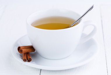 yeşil çay ve tarçın ahşap tablo.