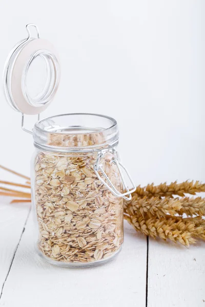 Haferflocken im Glas und Weizen. — Stockfoto