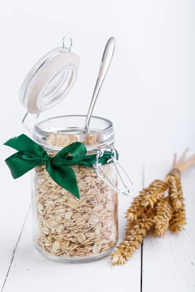 Haferflocken im Glas und grüne Schleife. — Stockfoto