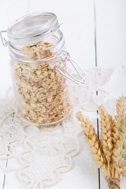 Cam Kavanoz ve buğday yulaf gevreği.