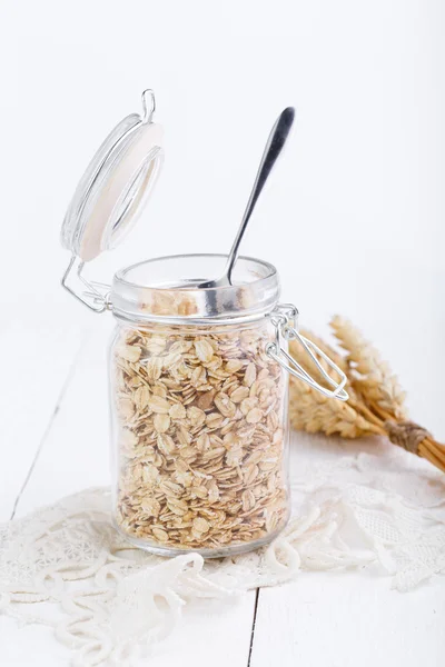 Los copos de avena en frasco de vidrio y trigo . —  Fotos de Stock