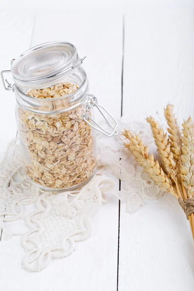 Haferflocken im Glas und Weizen. — Stockfoto