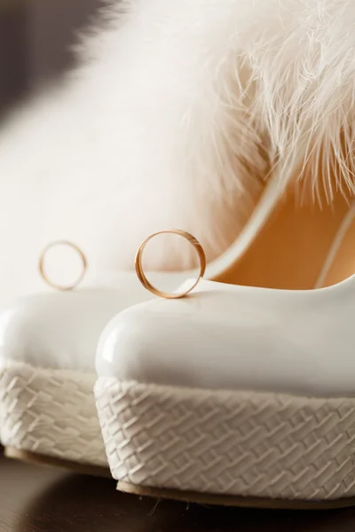 Bridal shoes with wedding rings and fur. — Stock Photo, Image