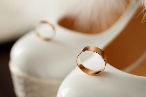 Sepatu pengantin dengan cincin kawin dan bulu . — Stok Foto