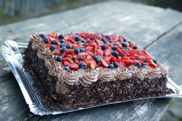 Leckerer Schokoladenkuchen mit Erdbeeren und Blaubeeren. — Stockfoto