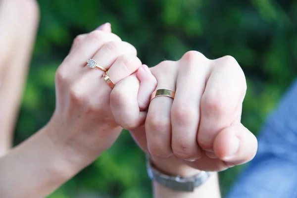 Pareja casada manos con anillos de boda . Fotos de stock libres de derechos