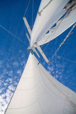 yelken ve direk gökyüzü görünümü.