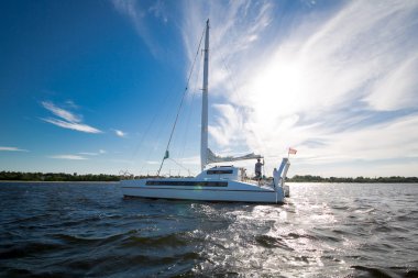 Beyaz yelkenli deniz gemi yat yelken.