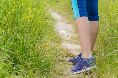 Sabah yolda yürüyen kadın bacakları hiking.