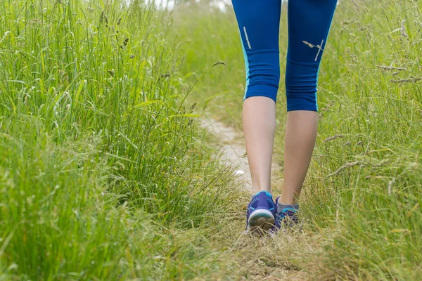 Mañana senderismo piernas de mujer caminando por el sendero . — Foto de Stock