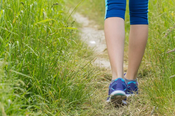 Mañana senderismo piernas de mujer caminando por el sendero . — Foto de Stock