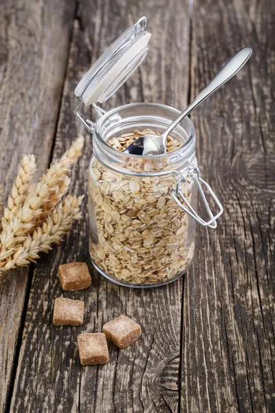 I fiocchi d'avena in vaso con zucchero di canna e cucchiaio . — Foto Stock