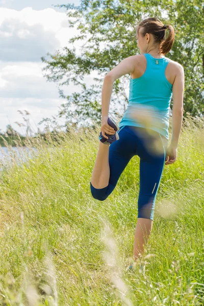 La mujer se queda al aire libre en el entrenamiento deportivo de la mañana . — Foto de Stock