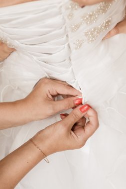 nedime elbise gelin yardımcı oluyor. 